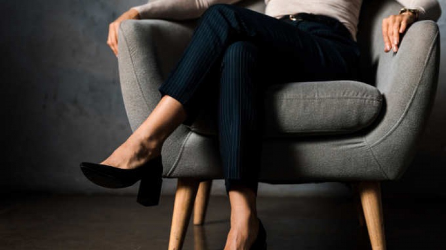 Ngồi bắt chéo chân và những tác động đối với sức khỏe