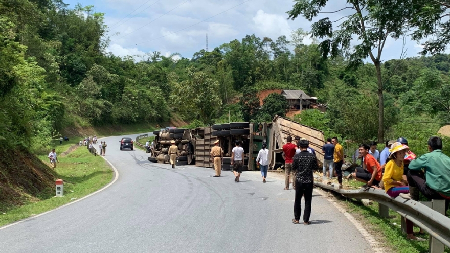 Liên tiếp xảy ra 2 vụ lật container trên Quốc lộ 279