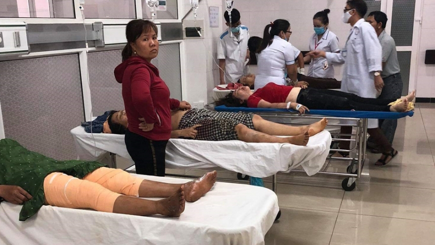 Tích cực cứu chữa các nạn nhân trong vụ xe tải lao vào chợ ở Đắk Nông