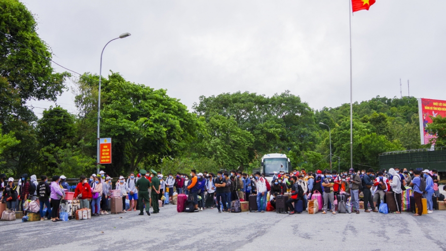 Điện Biên làm thủ tục nhập cảnh cho du học sinh Lào vào Việt Nam