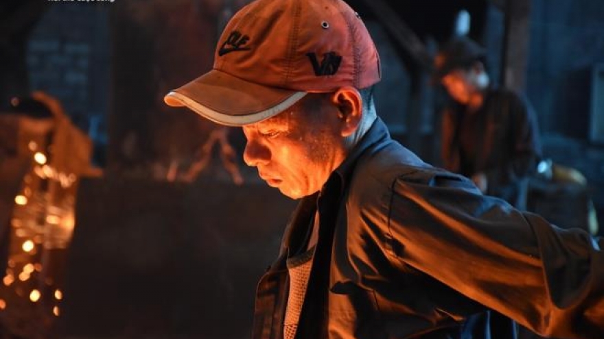 Nhọc nhằn nghề đúc gang bên lò lửa gần 2.000 độ C giữa ngày nắng nóng