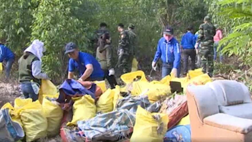 Thu dọn vật liệu dễ cháy trên núi Bà Hỏa để phòng chống cháy rừng