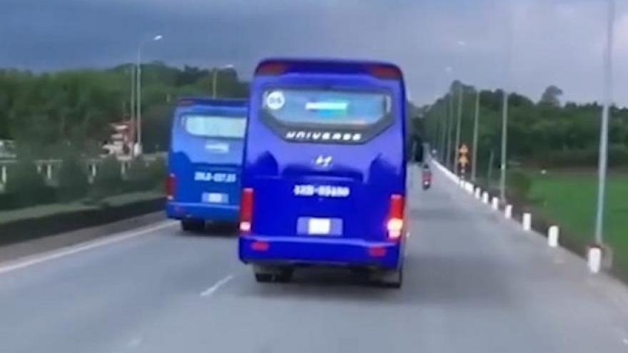 ‘Ngáng đường’ xe chữa cháy, 2 tài xế xe chở công nhân bị tước bằng lái