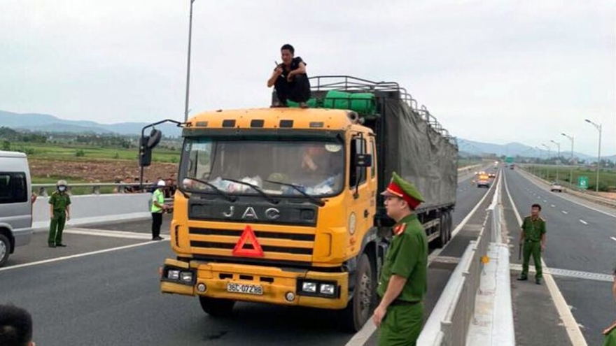 Khống chế đối tượng ngáo đá trên tuyến cao tốc Hạ Long-Hải Phòng