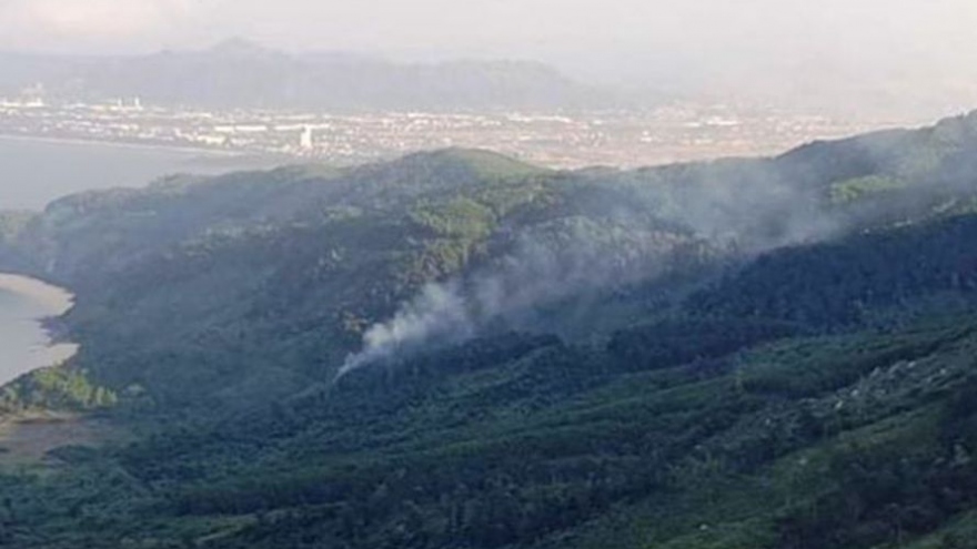 Kịp thời dập tắt đám cháy trên đèo Hải Vân