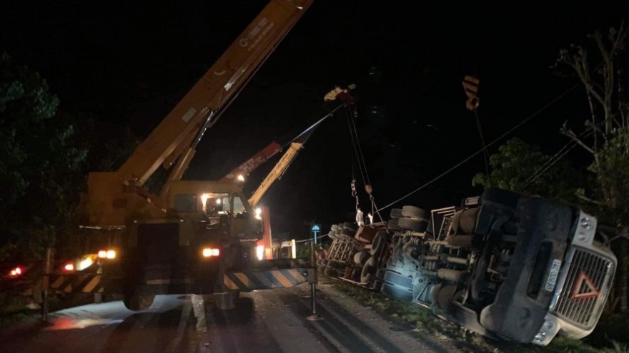 Tai nạn kinh hoàng, xe container đè bẹp xe limousine, 3 người tử vong