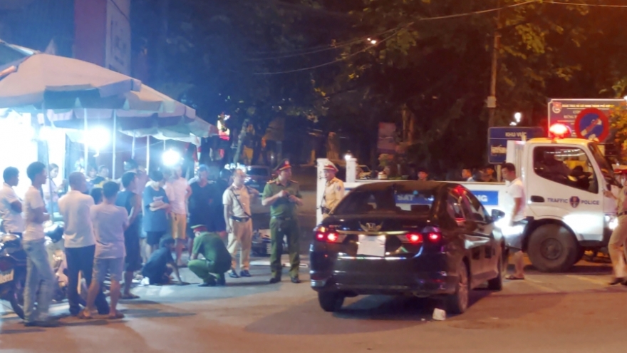 Phóng xe máy tốc độ cao va chạm xe taxi, 2 thanh niên nhập viện