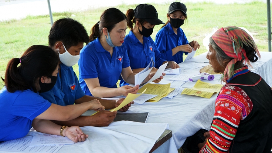 Hình ảnh ấm lòng đồng bào nghèo biên giới mùa giáp hạt