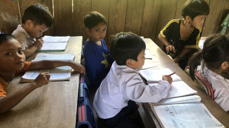 Sau nghỉ dịch Covid-19, cô giáo lên rẫy vận động học sinh tới trường