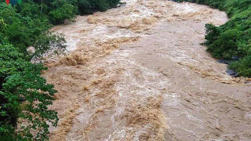 Theo bố ra suối câu cá, 2 chị em bị nước cuốn tử vong