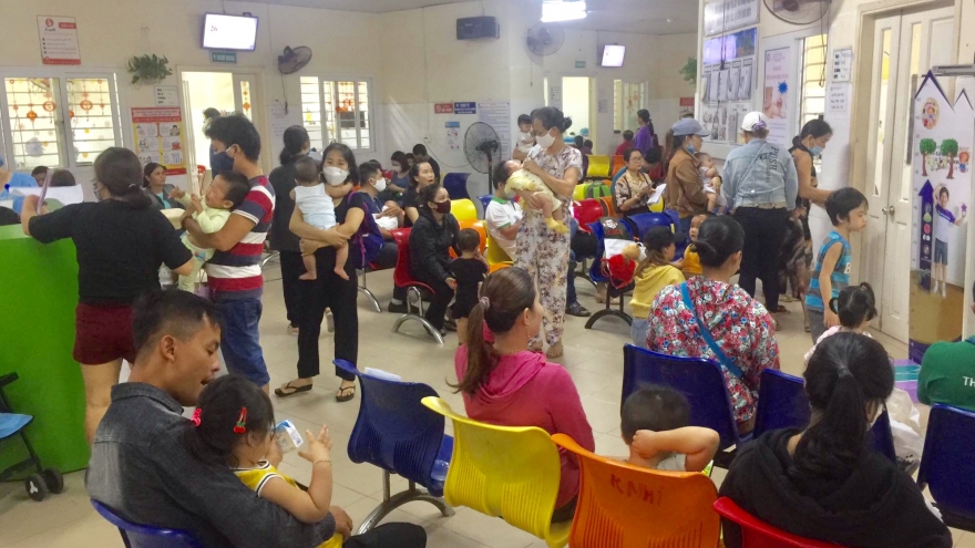 Trời nắng nóng: 1.000 bệnh nhi khám, điều trị mỗi ngày