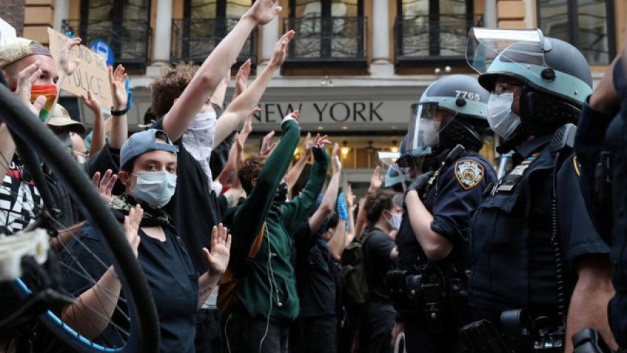 Chuyên gia Mỹ lo ngại các cuộc biểu tình làm lây lan dịch Covid-19