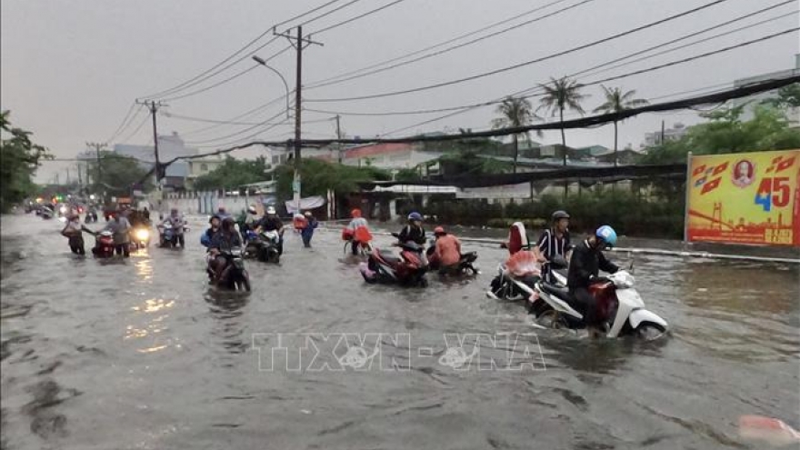 Mưa hơn 4 giờ khiến nhiều tuyến đường tại TPHCM chìm trong biển nước