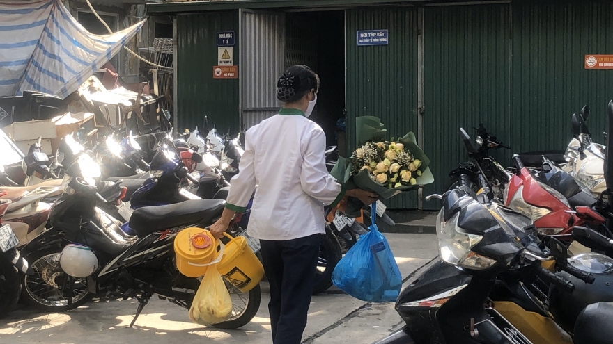 Nhọc nhằn nghề lao công bệnh viện