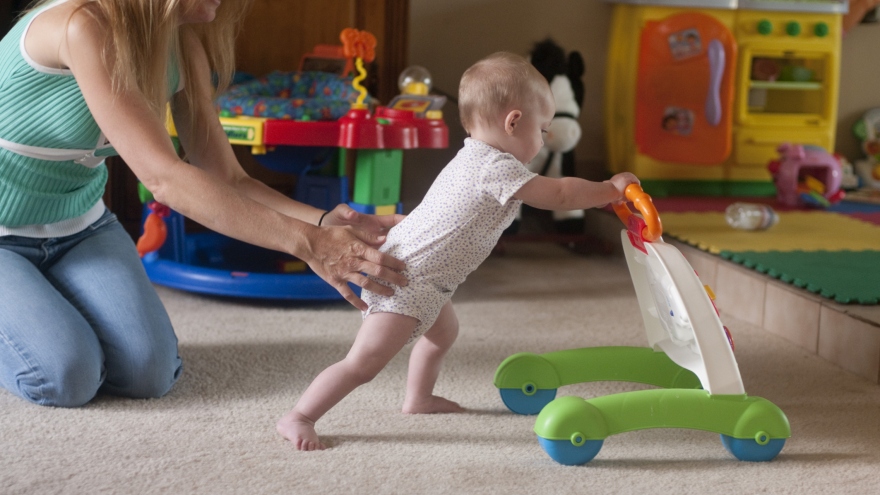 Cảnh giác khi trẻ hay bị vấp ngã