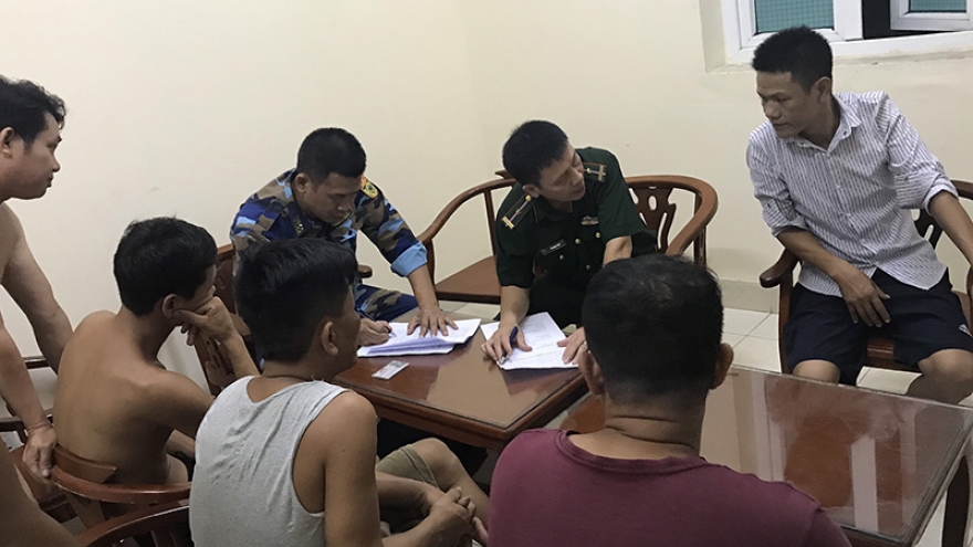 Tàu chở cát gãy đôi trên biển, 9 thuyền viên được cứu sống