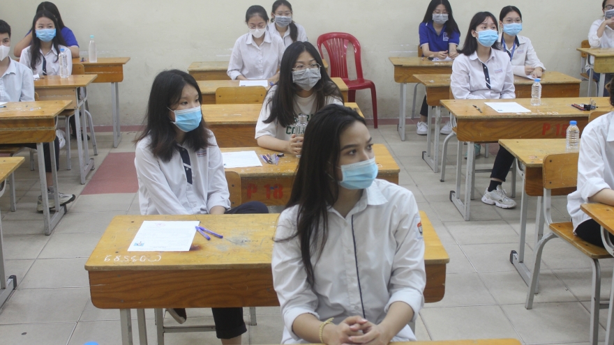 Thí sinh Hà Nội tuân thủ đeo khẩu trang trong buổi thi đầu tiên