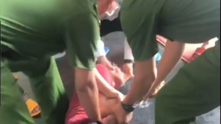 Bị xử tù vì đâm người, bị cáo mang thuốc trừ sâu lên tòa án gây rối