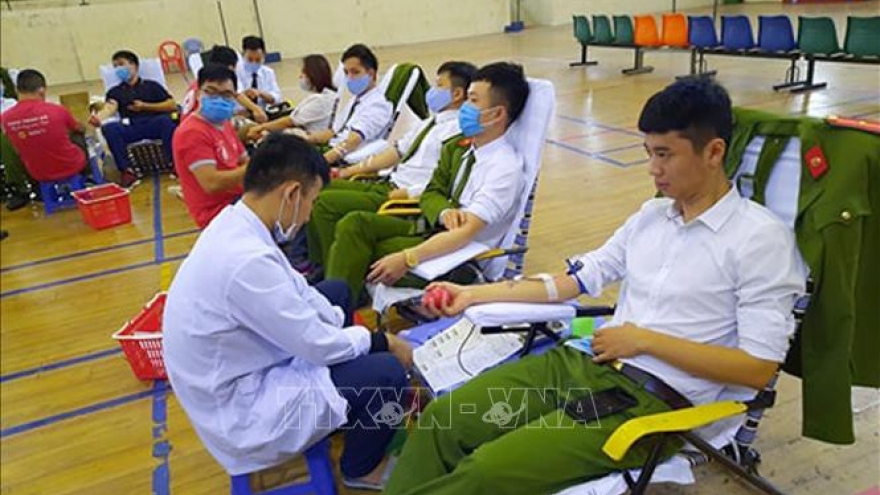 Nhiều cán bộ, chiến sĩ công an tham gia hiến máu cứu người