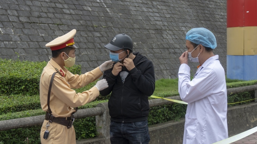 Cảnh sát giao thông Lào Cai ngày đêm chốt gác chống “giặc” Covid-19