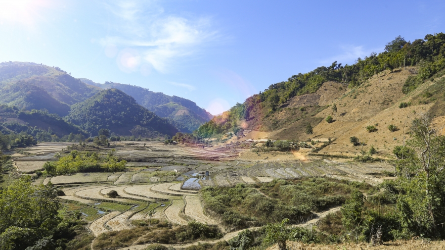 Khám phá vẻ đẹp hang động Chua Ta ở Điện Biên