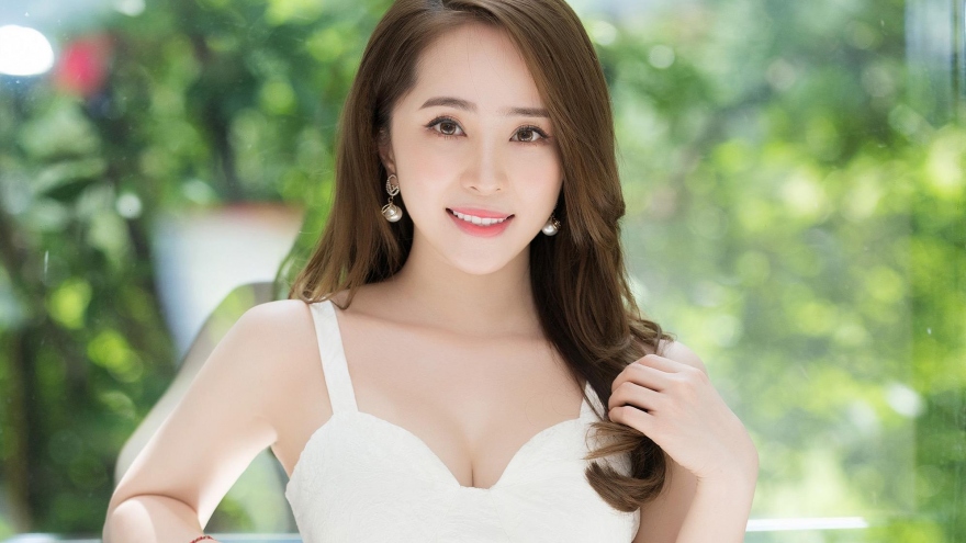 Quỳnh Nga diện đầm trắng cúp ngực tự tin khoe vòng một gợi cảm