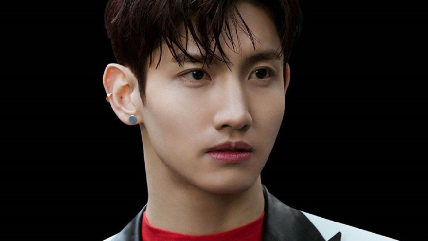 Changmin (TVXQ) bất ngờ thông báo kết hôn với bạn gái kém tuổi