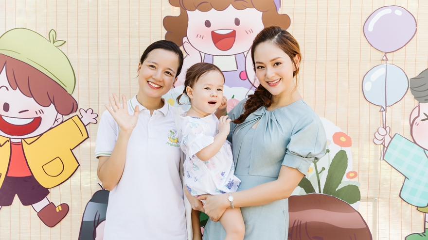 Lan Phương xúc động khi cùng con gái đến thăm trẻ mồ côi tại làng SOS