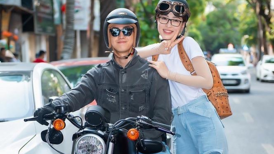 Bình An lái xe phân khối lớn chở Phương Nga dạo phố