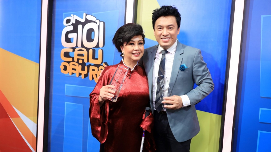 Bị “ép” hôn Mạc Văn Khoa, Lam Trường bất ngờ giành cúp “Ơn giời“