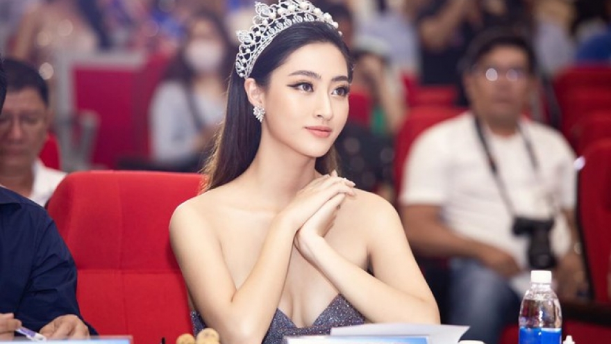 Hoa hậu Lương Thuỳ Linh diện đầm cúp ngực, đội vương miện 3 tỷ dự sự kiện