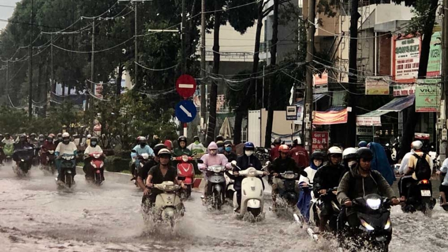 Mưa đầu mùa gây ngập sâu nhiều tuyến đường ở Cần Thơ