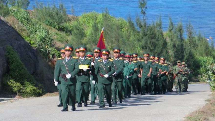 Hàng ngàn người dự Lễ thượng cờ trên đảo Lý Sơn