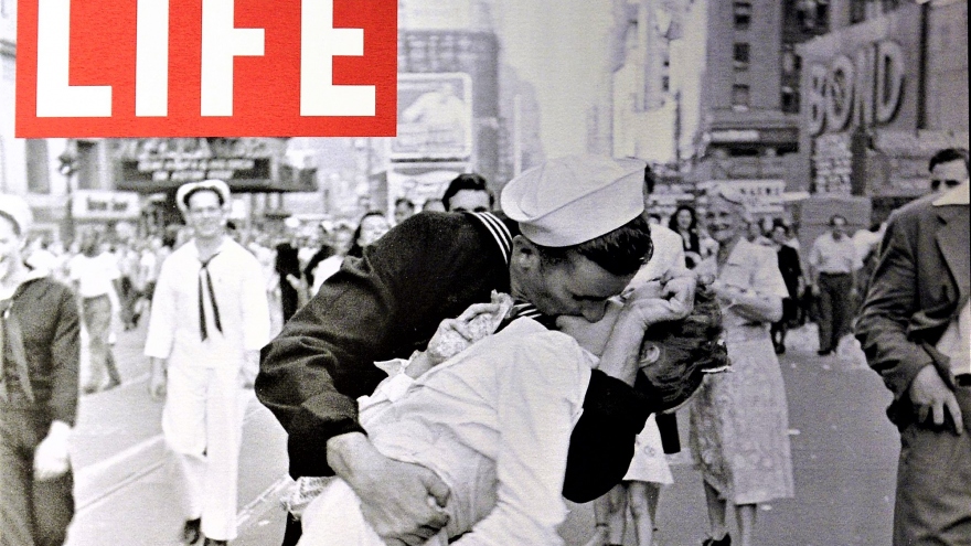 “Nụ hôn” - Bức ảnh mang tính biểu tượng nhất của Thế chiến II