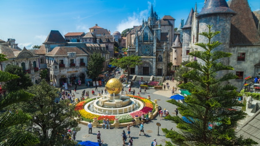 Du lịch miền Trung dịp lễ 30/4: Người phục vụ hào hứng, khách vui vẻ