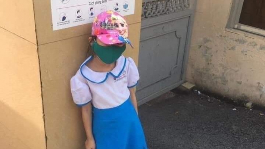 Xử lý vụ học sinh đứng ngoài cổng trường và bị phê bình vì đi học sớm