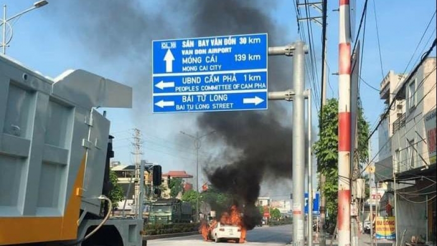 Xe ô tô 4 chỗ bất ngờ bốc cháy dữ dội khi chờ tín hiệu đèn giao thông