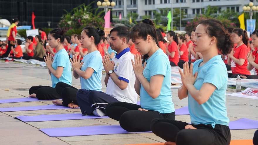 Ngày quốc tế Yoga lần thứ 6 quy mô lớn bên bờ vịnh Hạ Long