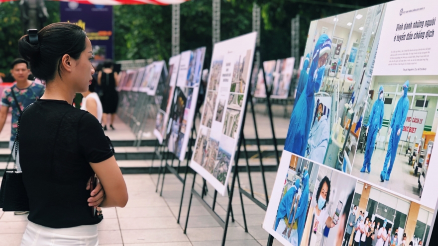 Khai mạc triển lãm ảnh “Việt Nam phòng chống dịch Covid-19“