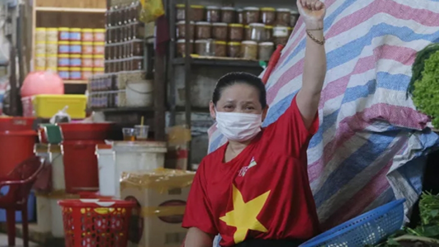 Tiểu thương Đà Nẵng đồng loạt mặc áo cờ đỏ sao vàng cổ động phòng chống dịch