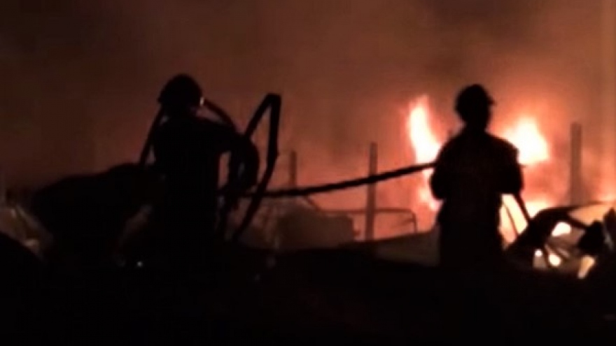 Hàng trăm người hiếu kỳ xem xưởng bao bì cháy ngùn ngụt