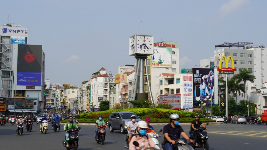 Sau công văn khẩn nhắc “cách ly xã hội”, người dân ra đường càng đông