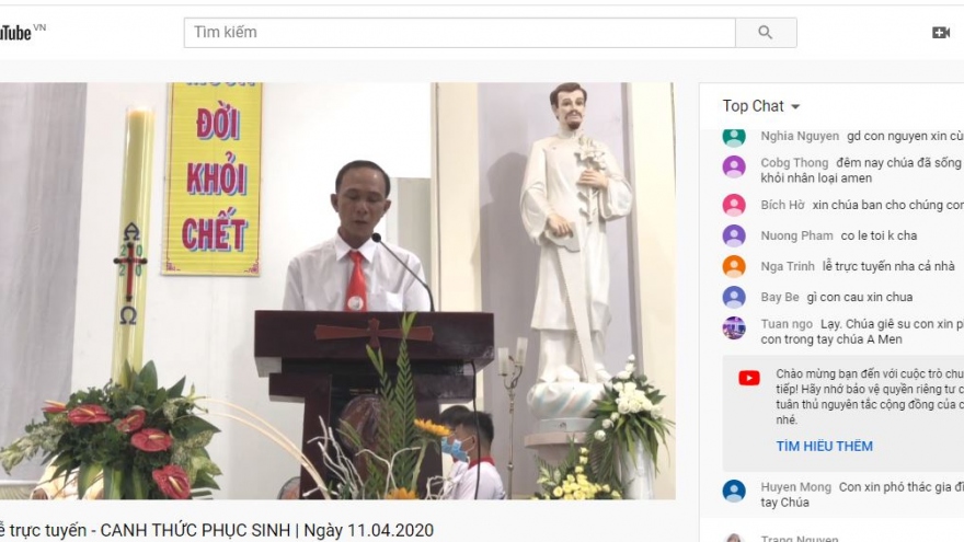 Lễ Phục sinh: Giáo dân làm lễ online tại nhà tránh dịch Covid-19