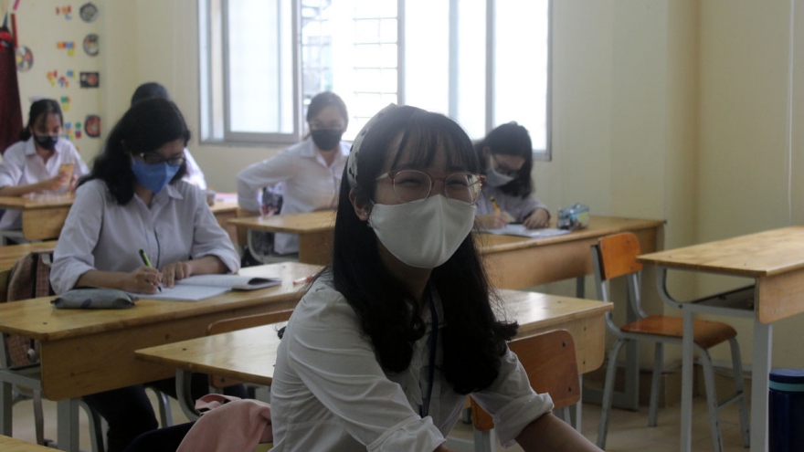 Học sinh cuối cấp Hà Nội “lên dây cót” ôn thi ngay ngày đầu đi học lại