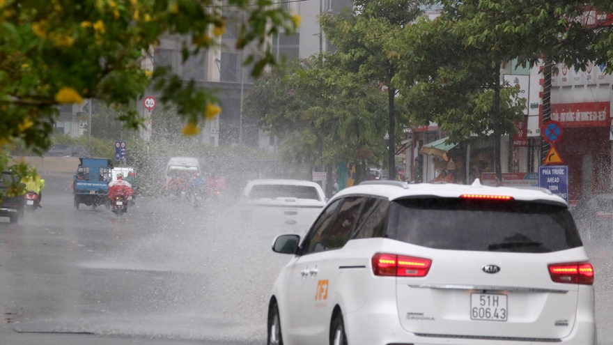 Mưa lớn giữa trưa, nhiều tuyến đường tại TP HCM ngập trong nước