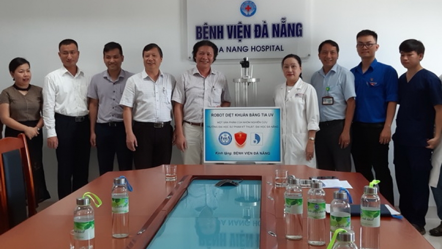 Chế tạo thành công Robot diệt khuẩn tia cực tím trong bệnh viện