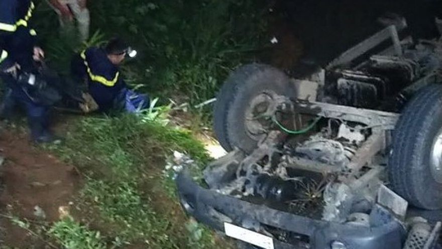 Xe tải lật xuống suối khiến tài xế và phụ xe tử vong