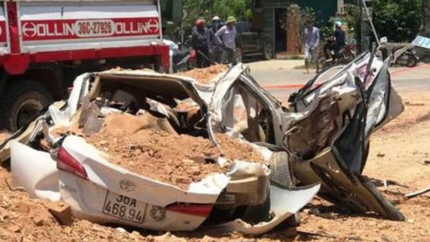 Xe “hổ vồ” ở Thanh Hóa đè chết 3 người trong xe con