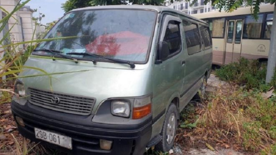 Bố mẹ thuê xe đưa đón, con bị bỏ quên trên xe khi đến trường