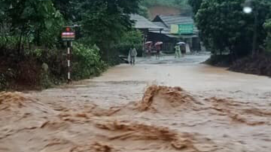 Mưa lớn dữ dội ở Lào Cai, gây ách tắc giao thông